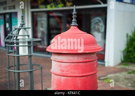 Eine historische Rote Post Box auf dem Albany Highway cafe Streifen im Victoria Park, einem Vorort von Perth, Western Australia. Stockfoto