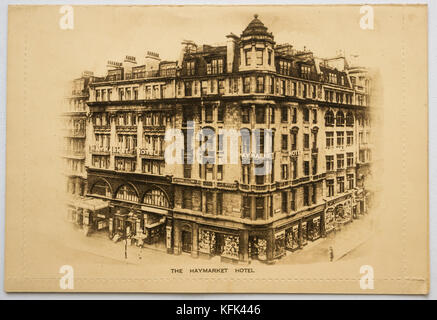 Alte Schwarz-Weiß-Postkarte aus dem Haymarket Hotel, London, Ecke von Haymarket und Piccadilly, jetzt abgerissen, mit schwarz-weiß Foto des Hotels. Stockfoto