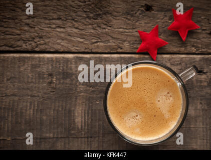 Lecker Kaffee auf einem rustikalen Holztisch Stockfoto