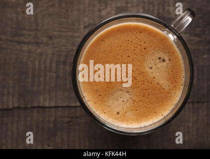 Lecker Kaffee auf einem rustikalen Holztisch Stockfoto