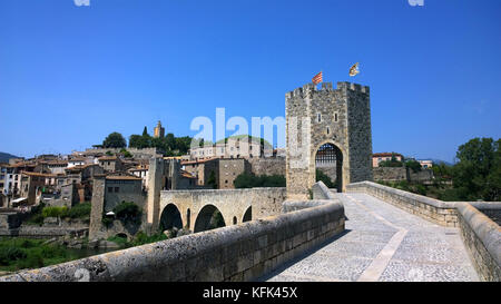 Blick auf das mittelalterliche Dorf von Besalu in Girona - Spanien Stockfoto