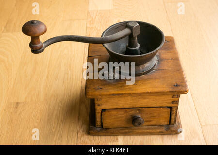 Antique vintage American 19. Jahrhundert Holz Kaffeemühle oder Mühle mit Holz und Holz- Schublade, mit Gusseisen Mechanismus und Griff Stockfoto