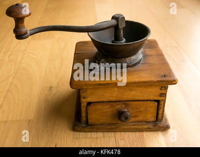 Antique vintage American 19. Jahrhundert Holz Kaffeemühle oder Mühle mit Holz und Holz- Schublade, mit Gusseisen Mechanismus und Griff Stockfoto