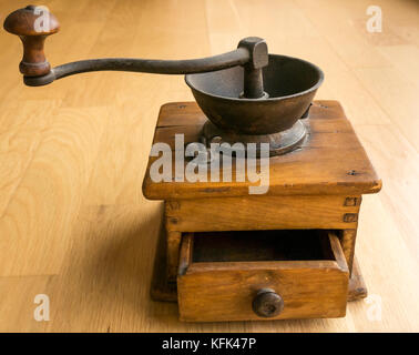 Antique vintage American 19. Jahrhundert Holz Kaffeemühle oder Mühle mit Pinienwald und offene Holz- Schublade, mit Gusseisen Mechanismus und Griff Stockfoto