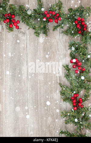 Schöne Weihnachten Dekoration - Tanne, Schneeflocken, altes Holz Stockfoto