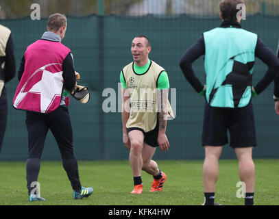 Celtics Scott Brown und Leigh Griffiths (links) während des Trainings in Lennoxtown, Glasgow. Stockfoto