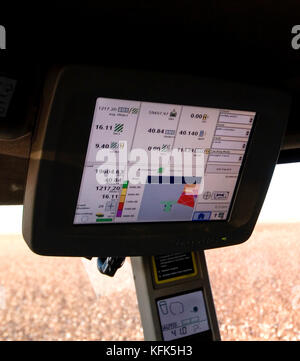 Neue John Deere 6 Zeile Baumwollpflücker, die um Module im Bereich macht während der Entwicklung mit Ertragsanzeige und GPS-System Stockfoto