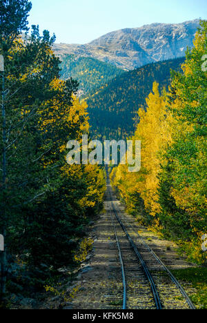 Zahnradbahn bis zu Pikes Peak im Herbst Stockfoto