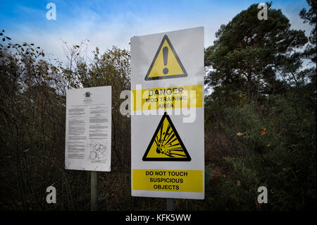 Warnung Schild MOD Bundesministerium der Verteidigung, und der byelaws. Nicht verdächtige Objekte berühren. Stockfoto