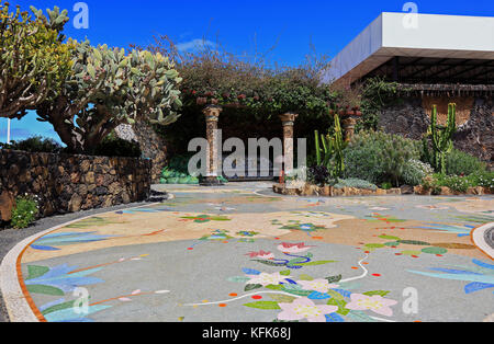 La Palma, Kanarische Inseln, Las Manchas Region, ein Plaza aus Mosaiken, Pflanzen und Vulkane, Plaza La Glorieta, vom Künstler Luis Morera, in der littl Stockfoto