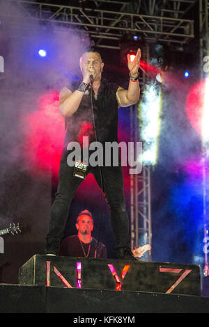 Los Angeles, Kalifornien, USA. 28. Oktober 2017. Frontmann christopher Roberts der Band nie Ihre null Durchführen am indie Lager Musik festiva Stockfoto