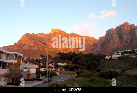 Orange Sonnenuntergang entlang Tafelberg Stockfoto