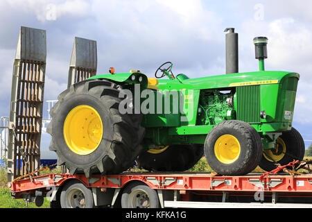 KOSKI TL, FINNLAND - 1. SEPTEMBER 2017: Klassischer John Deere 5010-Traktor auf einem Anhänger in Südfinnland transportiert. Der 5010 wurde von mir hergestellt Stockfoto