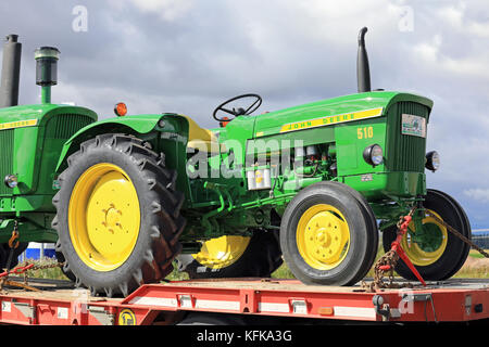 Koski tl, Finnland - 1 September, 2017: Klassische John Deere 5010 Traktoren am Fahrzeug Anhänger im Süden Finnlands transportiert. Die 510 war die Herstellung Stockfoto