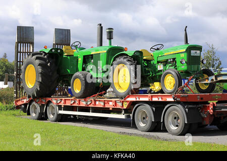 Koski tl, Finnland - 1 September, 2017: Klassische John Deere 510 und 5010 Traktoren, beide in den 1960er Jahren hergestellt, auf Fahrzeug Anhänger in Sou transportiert Stockfoto