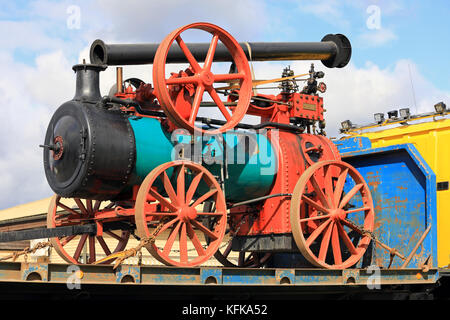 Koski tl, Finnland - 1 September, 2017: lokomobile von Ruston, Proctor & Co, vermutlich Jahr 1899 auf Fahrzeug Anhänger im Süden von fi transportiert Stockfoto