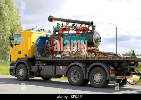 KOSKI TL, FINNLAND - 1. SEPTEMBER 2017: Dampftriebwerk von Ruston, Proctor & Co, voraussichtlich Jahr 1899 auf einem Anhänger im Süden von Finl transportiert Stockfoto