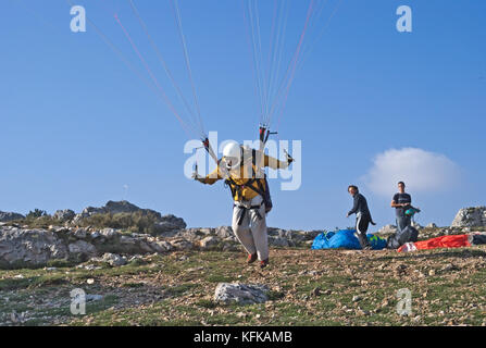 Gleitschirm Stabilisierung seinen Flügel, und bereit, sich zu entfernen. Paragliding Ort: gourdon in Französische Riviera Stockfoto