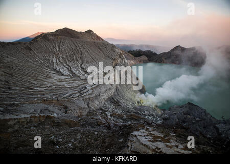 Krater der  Kawah Ijen Vulkan Java  Indonesien Stockfoto 
