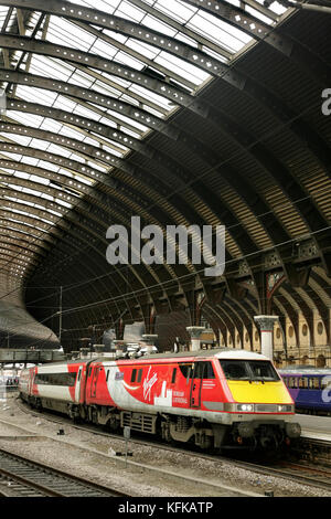 Virgin Trains Ostküste Klasse 91 elektrische Lokomotive 91114 'Durham Dom' in York, Großbritannien. Stockfoto