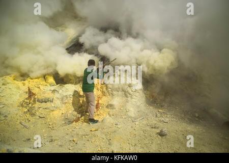 Ein bergmann Schwefel Felsen von der Kawah Ijen Krater in Ostjava, Indonesien. Stockfoto