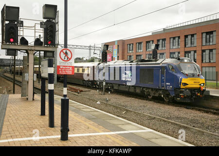 Direct Rail Services Diesellokomotive der Baureihe 68 68030 am Bahnhof York mit einer Nordbahn. Stockfoto