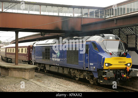 Direct Rail Services Diesellokomotive der Baureihe 68 68030 am Bahnhof York mit einer Nordbahn. Stockfoto