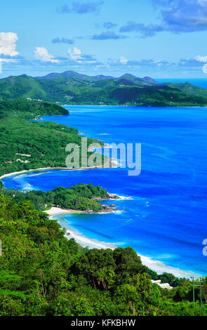 Westküste der Insel Mahé, Republik der Seychellen. Bucht Grand Anse im Vordergrund, Bucht Anse Boileau und Bucht Anse a la Mouche im backgroun Stockfoto