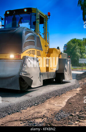 Starke Vibrationen Walze Rüttelplatte auf Asphalt arbeitet für die Instandsetzung Stockfoto