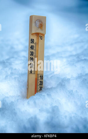 Thermometer auf Schnee zeigt niedrige Temperaturen Stockfoto