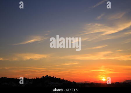Schönen Sonnenuntergang Hintergrund über Athen, Griechenland. Stockfoto
