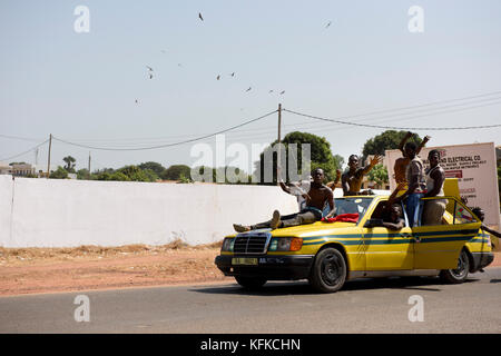 Gambische Menschen gehen auf die Straße Sieg des Präsidenten zu feiern - wählen Adama Barrow am 2. Dezember 2016. Stockfoto