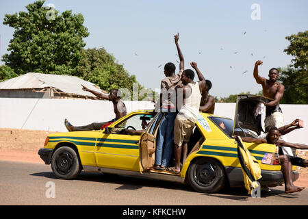 Gambische Menschen gehen auf die Straße Sieg des Präsidenten zu feiern - wählen Adama Barrow am 2. Dezember 2016. Stockfoto