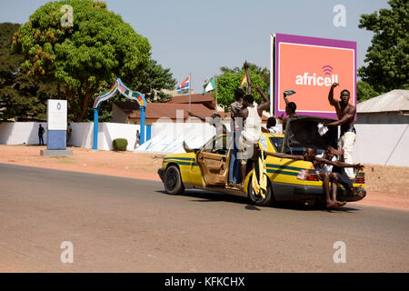 Gambische Menschen gehen auf die Straße Sieg des Präsidenten zu feiern - wählen Adama Barrow am 2. Dezember 2016. Stockfoto