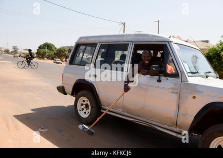 Gambische Menschen gehen auf die Straße Sieg des Präsidenten zu feiern - wählen Adama Barrow am 2. Dezember 2016. Stockfoto