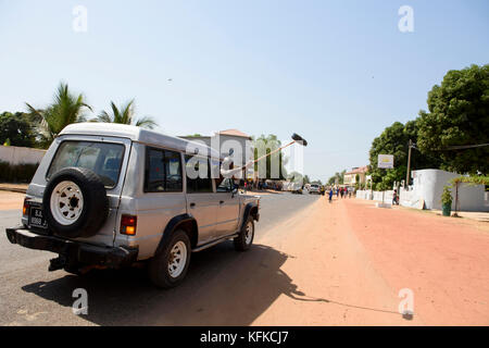 Gambische Menschen gehen auf die Straße Sieg des Präsidenten zu feiern - wählen Adama Barrow am 2. Dezember 2016. Stockfoto