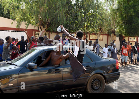 Gambische Menschen gehen auf die Straße Sieg des Präsidenten zu feiern - wählen Adama Barrow am 2. Dezember 2016. Stockfoto