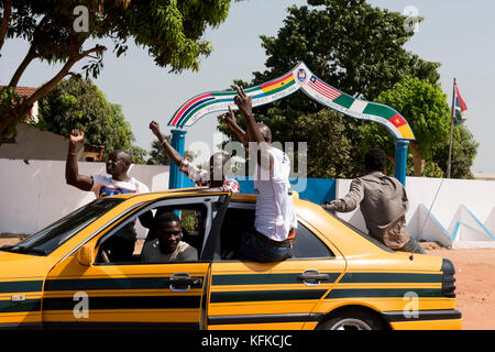 Gambische Menschen gehen auf die Straße Sieg des Präsidenten zu feiern - wählen Adama Barrow am 2. Dezember 2016. Stockfoto