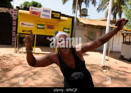 Gambische Menschen gehen auf die Straße Sieg des Präsidenten zu feiern - wählen Adama Barrow am 2. Dezember 2016. Stockfoto