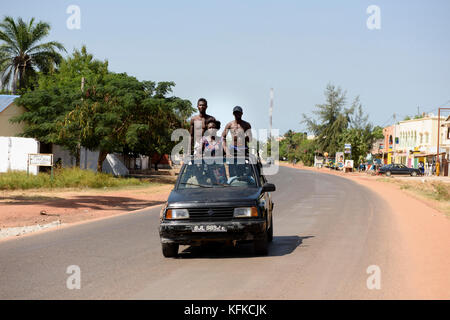 Gambische Menschen gehen auf die Straße Sieg des Präsidenten zu feiern - wählen Adama Barrow am 2. Dezember 2016. Stockfoto