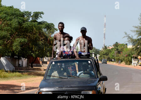 Gambische Menschen gehen auf die Straße Sieg des Präsidenten zu feiern - wählen Adama Barrow am 2. Dezember 2016. Stockfoto