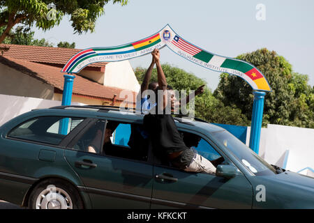 Gambische Menschen gehen auf die Straße Sieg des Präsidenten zu feiern - wählen Adama Barrow am 2. Dezember 2016. Stockfoto