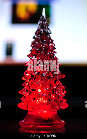 Eine kleine Beleuchtung Weihnachtsbaum auf den Kontrast schwarz und weißen Hintergrund. selektive Fokus, geometrischen Linien. abstrakte farbenfrohe Weihnachten Hintergrund. Stockfoto