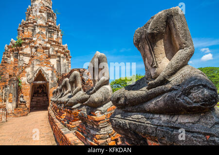 Enthauptete Buddhastatue im Wat Chai Wattanaram in Ayutthaya, Thailand Stockfoto