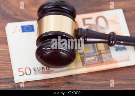 Nahaufnahme von Richter Mallet über Euro-Banknoten auf Tisch Stockfoto