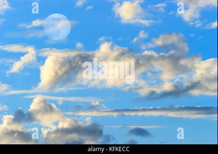 Mond Wolken ist ein buntes surreal Fantasy wie Rosa und Blau cloudscape mit einem magischen surreale Vollmond am Nachthimmel. Stockfoto