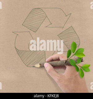 Männliche hand Zeichnung bereiten Symbol auf braun Recyclingpapier. Stockfoto