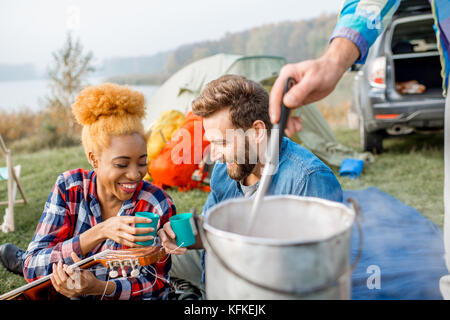 Freunde während der Erholung im Freien Stockfoto