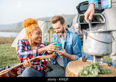 Freunde während der Erholung im Freien Stockfoto