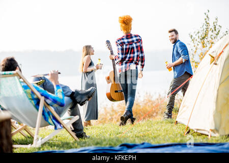 Freunde während der Erholung im Freien Stockfoto